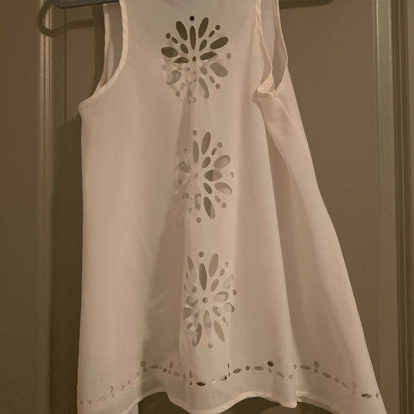 a line top with floral cutout - Picture 2 of 2